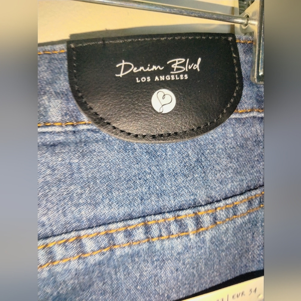 Denim Blvd Los Angeles (Size 7) Boyfriend Distressed Denim Jeans (NWT) - Picture 6 of 9